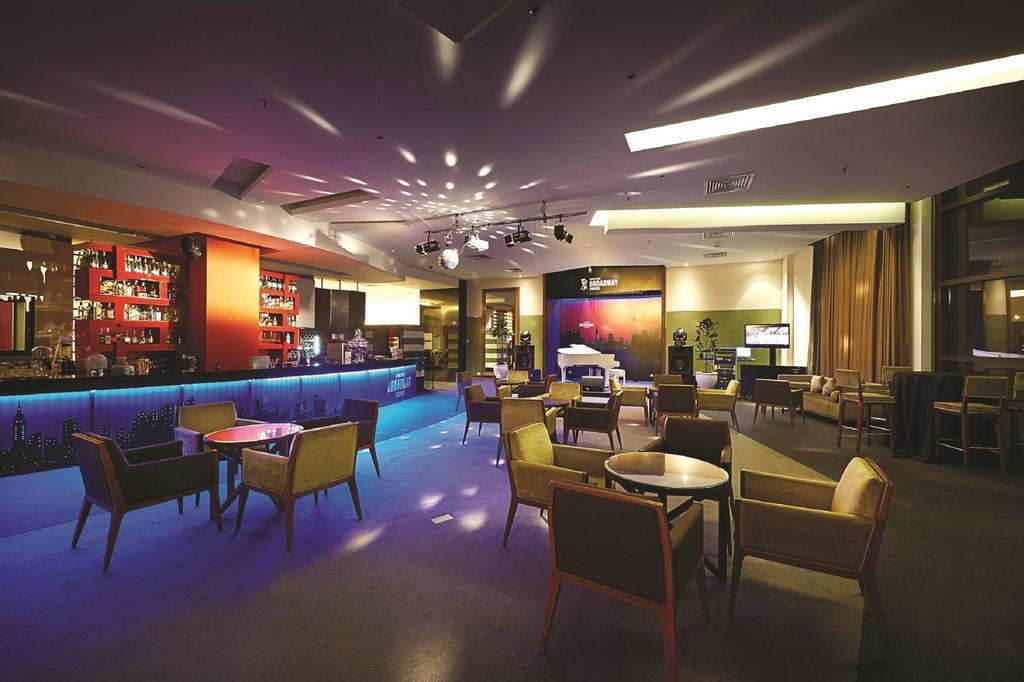 버자야 타임즈 스퀘어 호텔, 쿠알라룸푸르 외부 사진 The bar at the hotel